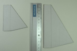 ダンボールで2サイズ分の支えを作る